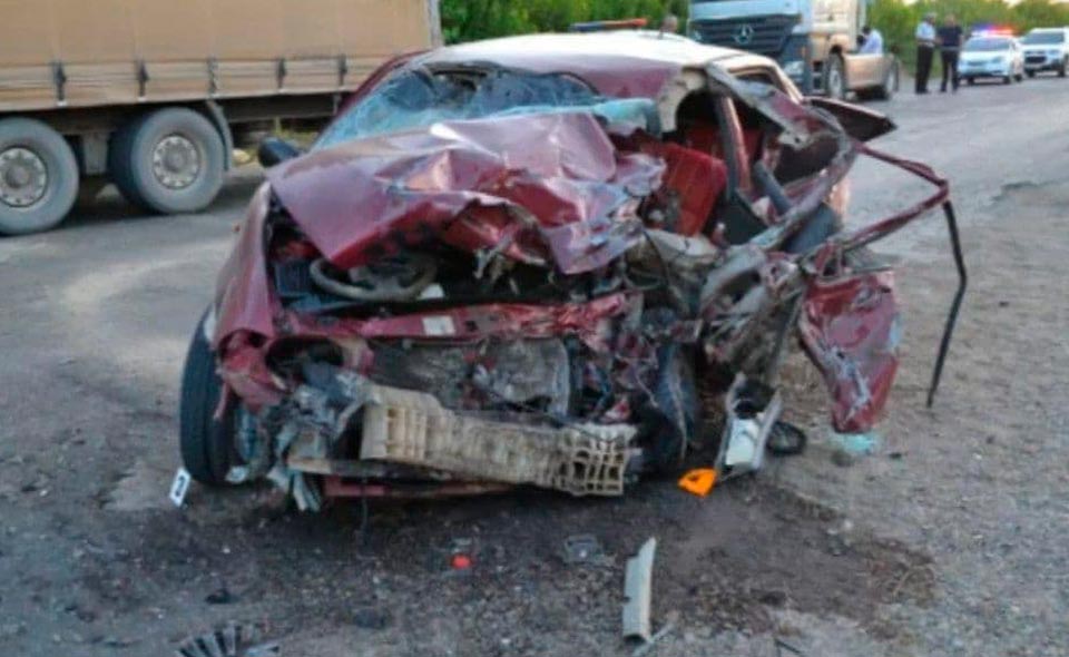 В Бухарской области произошло лобовое столкновение грузовика и "Нексии". Один человек погиб 