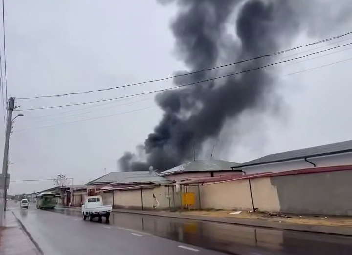 В Ташкенте загорелся цех по производству пенопласта. Видео