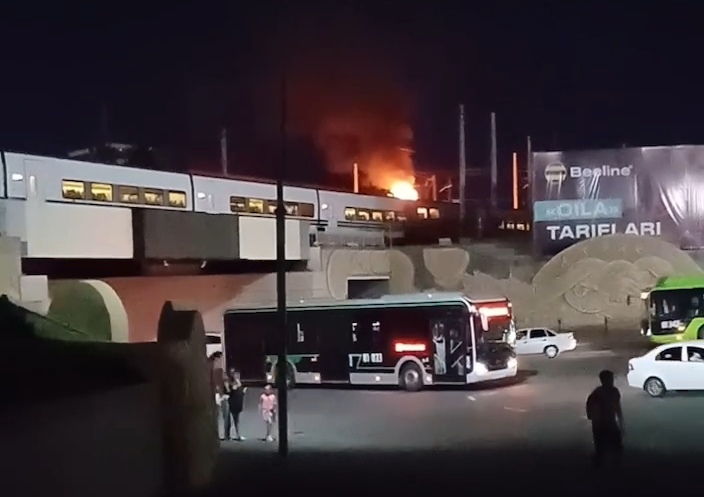 В Ташкенте загорелся маневровый локомотив поезда Afrosiyob. Видео
