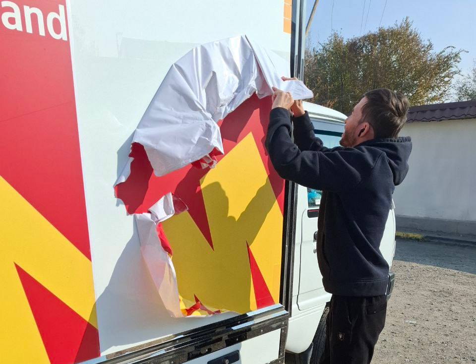 Сотни водителей в Ташкенте попались на нарушении закона о рекламе