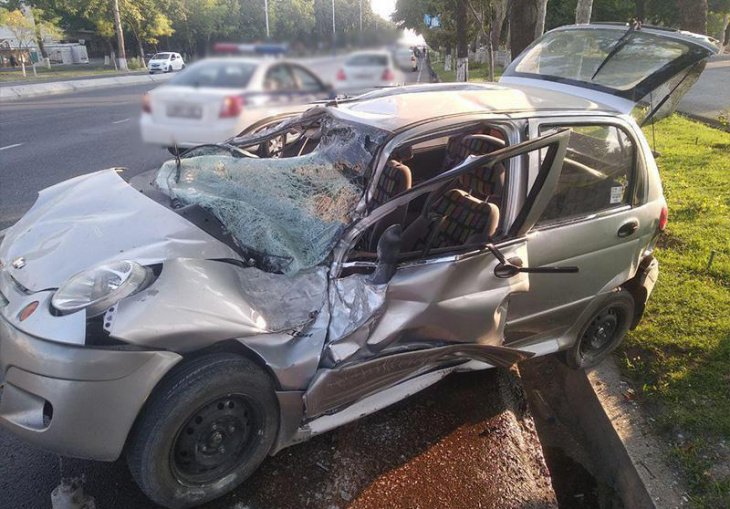 В Ташкенте водитель "Матиза" на скорости врезался в рекламный столб 