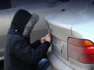В Ташкенте оперативники задержали «похитителей» автомобильных номеров