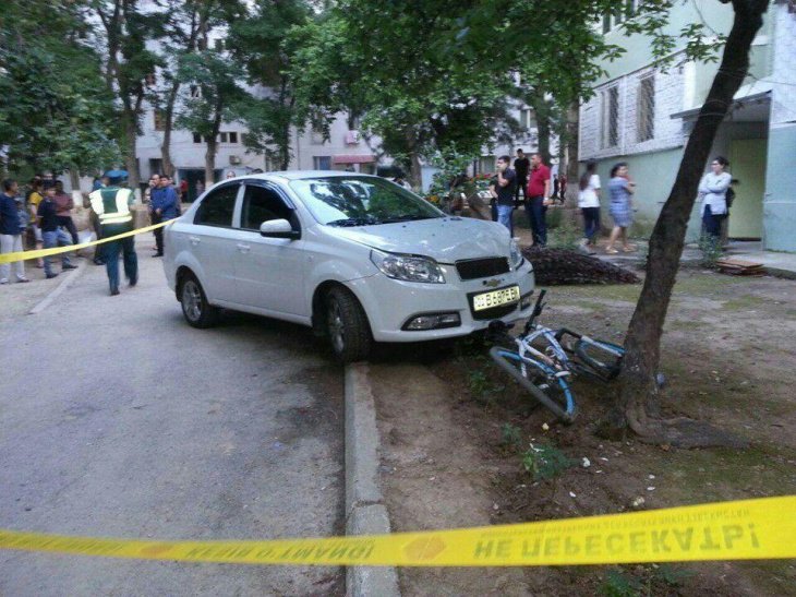В Ташкенте женщина совершила наезд на трех подростков. Один из них погиб. Виновница говорит, что перепутала педали газа и тормоза