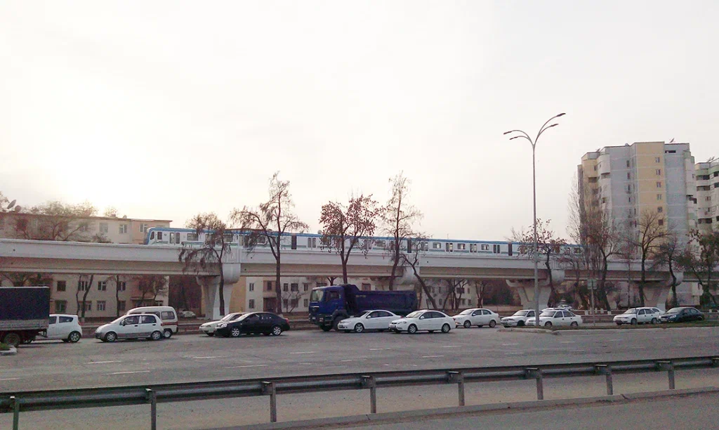 Под эстакадой надземного метро в Ташкенте планируется создать 2700 парковочных мест