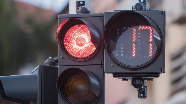 На 150 перекрестках столицы установят таймеры обратного отсчета: все ламповые светофоры заменят на светодиодные  
