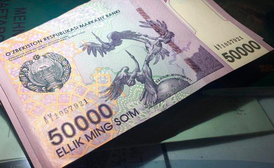 В соцсетях появилась слухи о том, что в Узбекистане планируют постепенно обновить 50–тысячные и 100–тысячные банкноты 