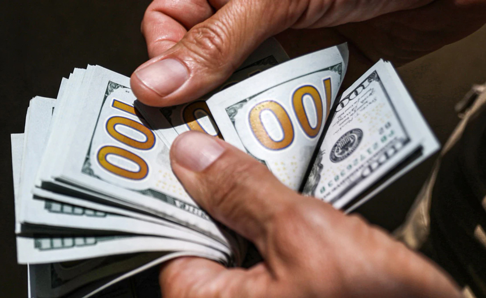 Узбекистанцы скупили в банках за первое полугодие 3,7 миллиарда долларов