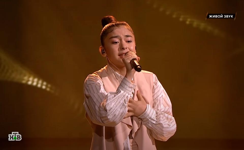 Пятнадцатилетняя девочка из Ташкента Ширин Абдуллаева стала полуфиналисткой российского песенного шоу "Ты Супер!"