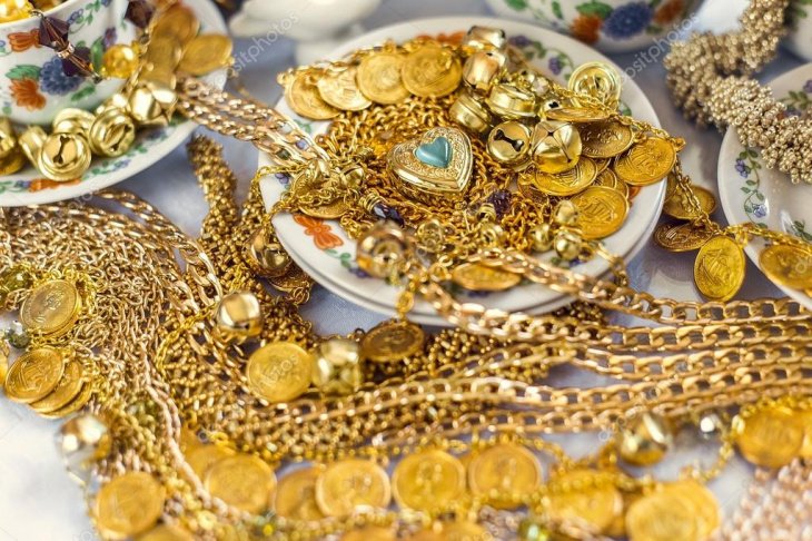 Житель Андижана с супругой пытались вывезти в Казахстан свыше 1,1 кг золотых изделий в подгузнике своего внука 