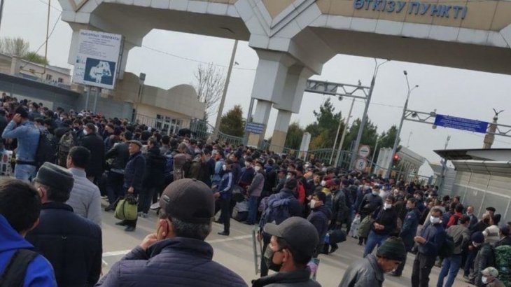 Около 2 тысяч узбекистанцев скопились на российско-казахской границе. В МИД предупредили, что сейчас их не могут вывезти через территорию Казахстана   