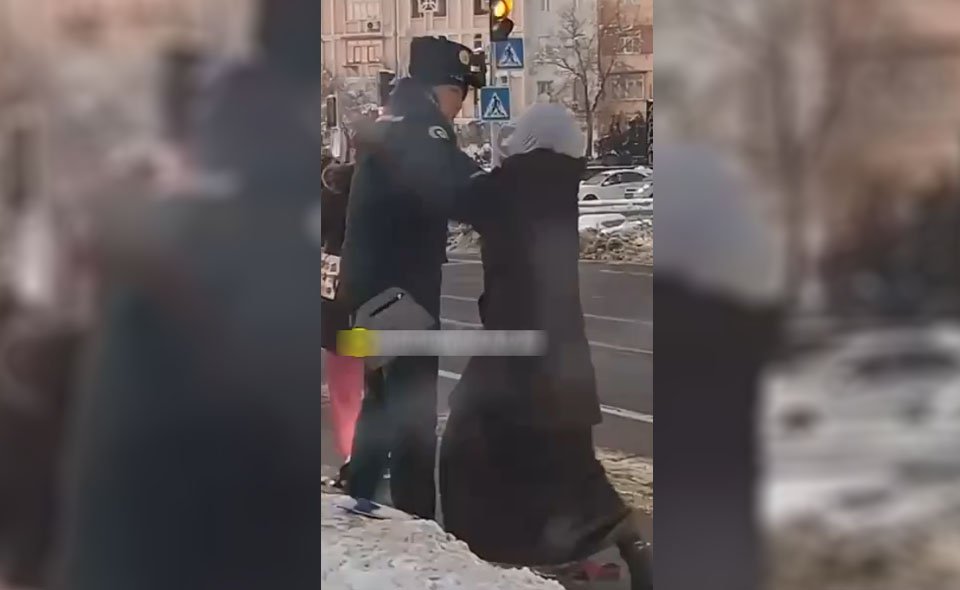В МВД прокомментировали видео, где правоохранитель и женщина с детьми устроили конфликт прямо на проезжей части в Ташкенте  