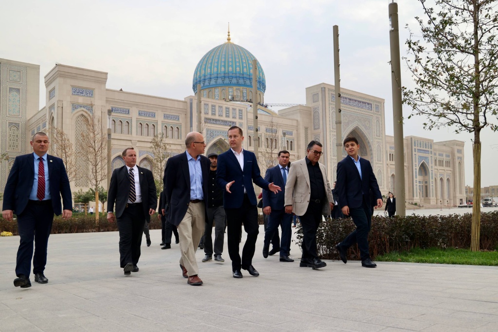 В Ташкент прибыла делегация США с Сержио Гором и Кристофером Ландау  В Ташкент прибыла делегация США с Сержио Гором и Кристофером Ландау