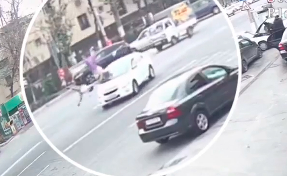 В Ташкенте водитель "Кобальта" сбил женщину и ребенка на пешеходном переходе. Видео  