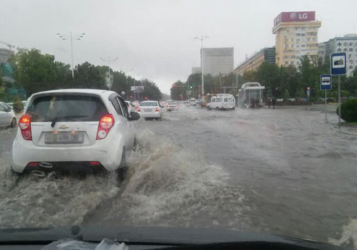 Ташкент вновь затопило. Пользователи выкладывают фото дорог-рек и упавших деревьев. А дождь все идет 