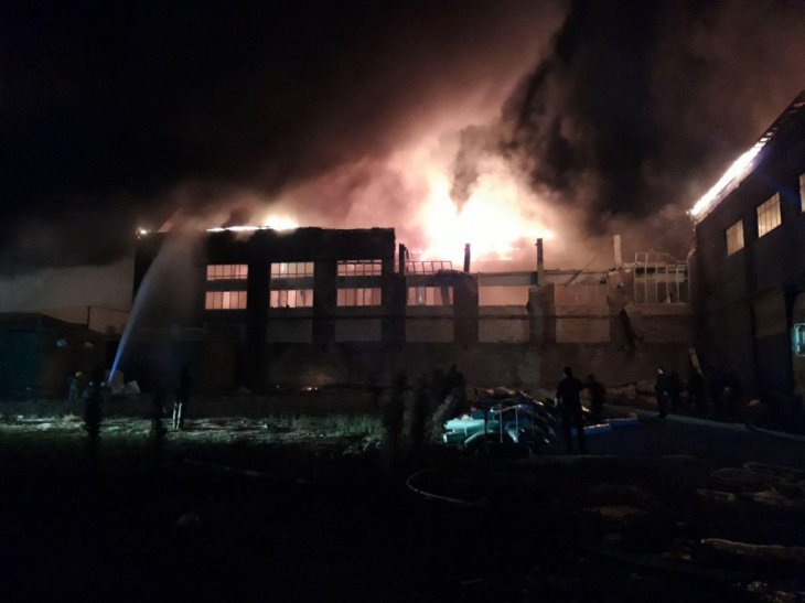При серьезном пожаре на промышленном предприятии Андижана погиб огнеборец