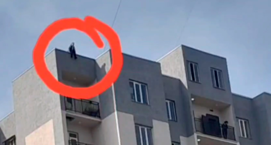 Школьница пыталась сброситься с крыши многоэтажки. Видео 