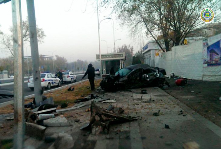 Пьяный водитель разбил свой Lacetti о бетонное ограждение в Ташкенте  