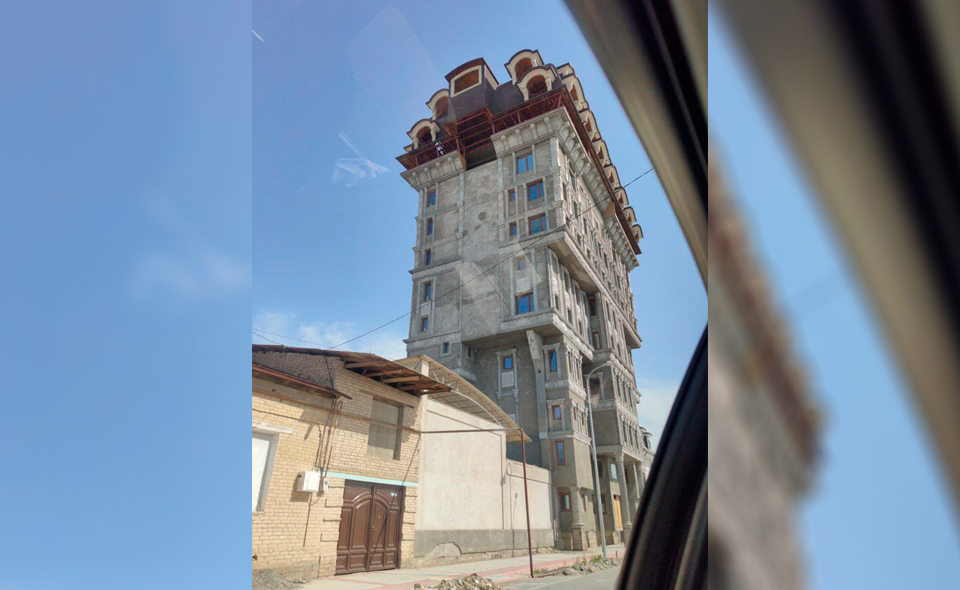 Знаменитое здание-монстр в Самарканде планируют снести. Владелец построил его безо всяких разрешительных документов 