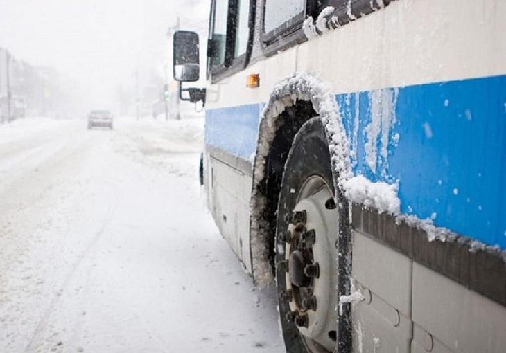 В Казахстане эвакуировали узбекистанцев из неисправного автобуса