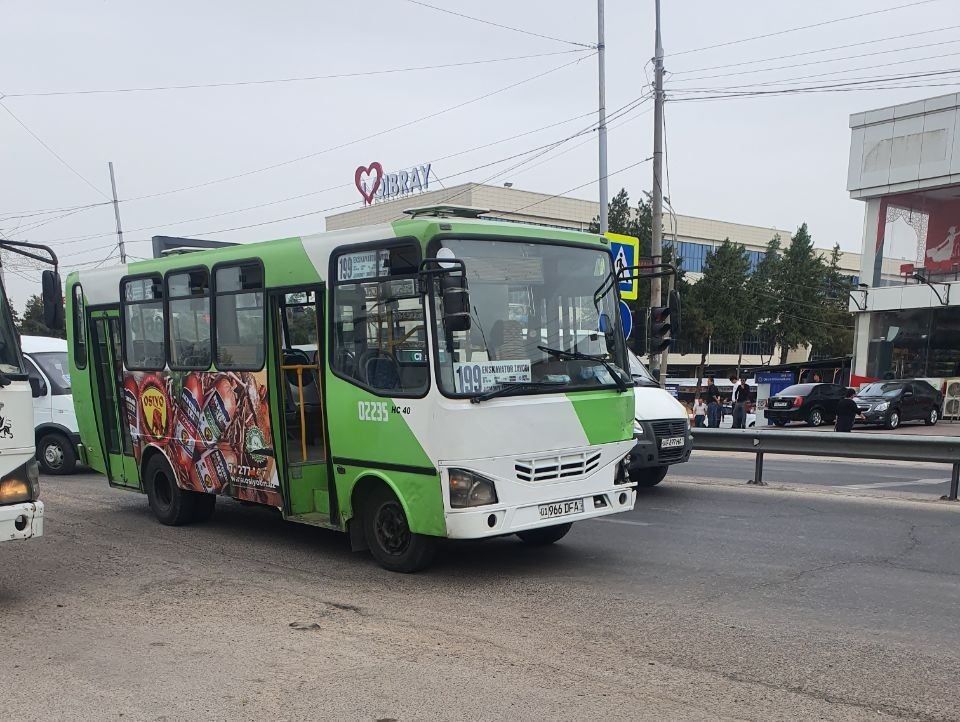 "Тошшахартрансхизмат" уволил двух водителей автобусов, устроивших гонки  