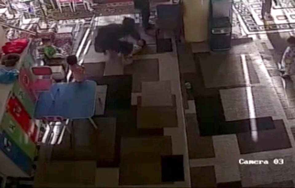 Воспитательница частного детсада в Кагане ударила ребенка. Видео 