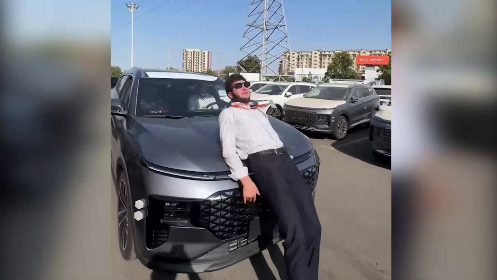 В Ташкенте парень попал под машину во время съемки опасного Instagram-тренда. Видео