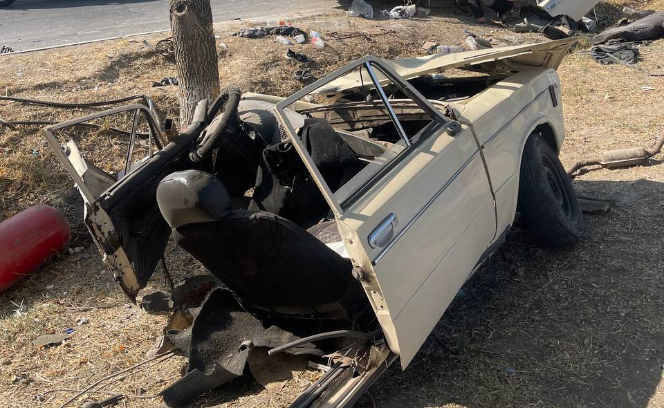 В Ташкенте произошло жуткое ДТП. Автомобиль "ВАЗ-21" разорвало на части 