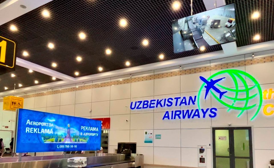 В аэропорту Ташкента запустили прямую трансляцию из багажного отделения. Теперь можно посмотреть, как грузчики кидают ваш багаж   