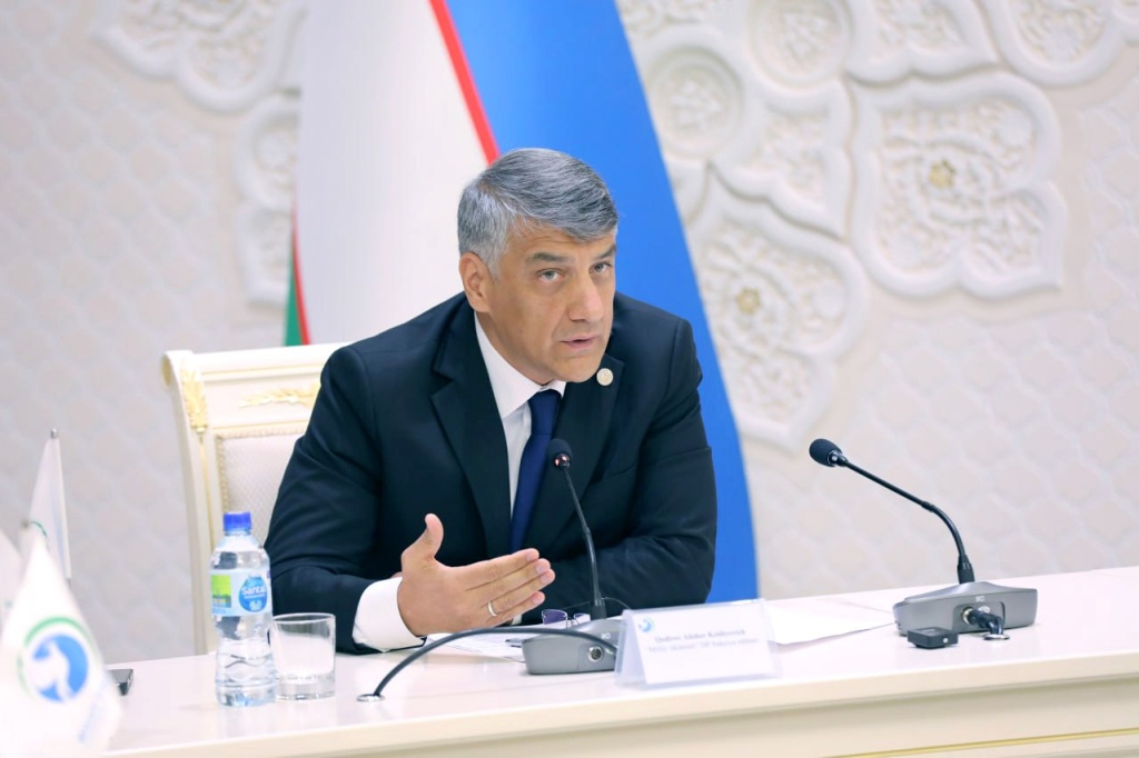 Алишер Кадыров предложил отправлять учителей на пенсию в 50 лет. Видео