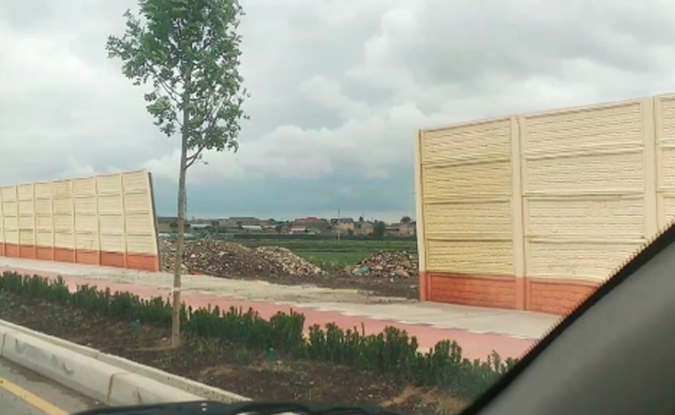 В Сергелийском районе из-за сильного ветра обрушилась часть стены вдоль новой дороги  