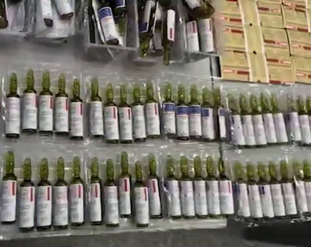 В аэропорту Ташкента задержали пассажира, спрятавшего лекарства в коробках от сладостей