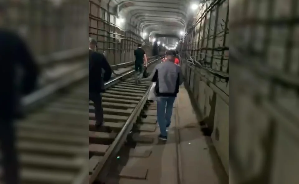 В ташкентском метро назвали причины остановки поезда и прогулки пассажиров в туннеле. Это было сделано для безопасности  