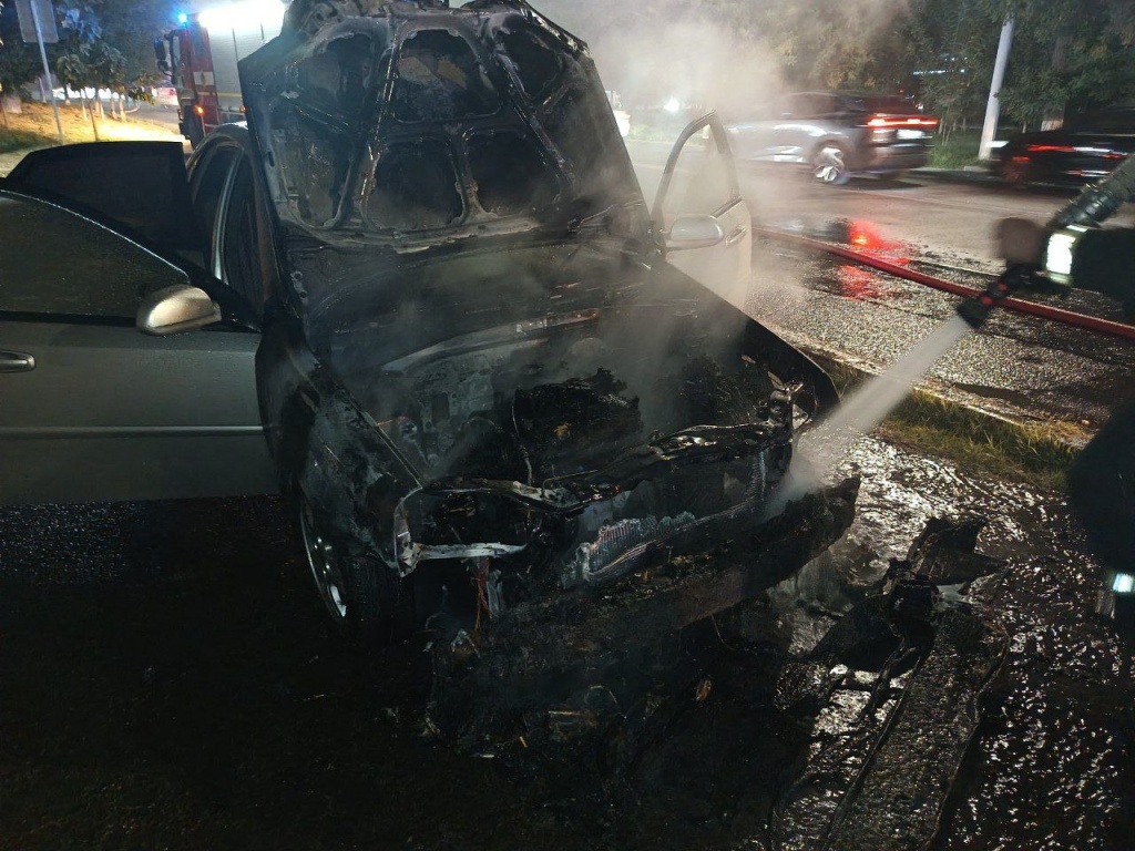 В Ташкенте сгорел автомобиль Lacetti. Видео