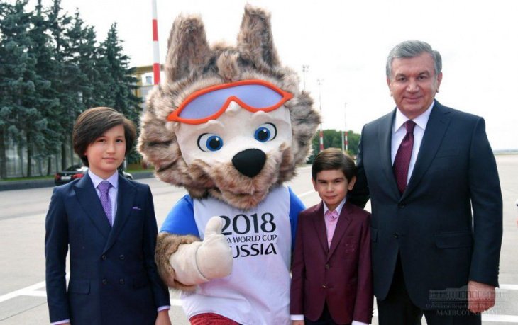 Мирзиёев вместе с сыном и внуком сфотографировался в Москве с Волком Забивакой