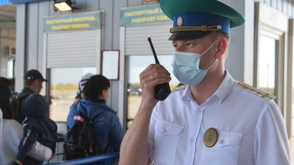 Узбекистанца не пустили в Россию из-за блогерских роликов в смартфоне