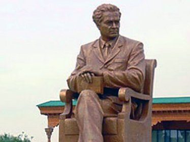 В Ташкенте прошла церемония открытия памятника народному писателю Узбекистана Айбеку.