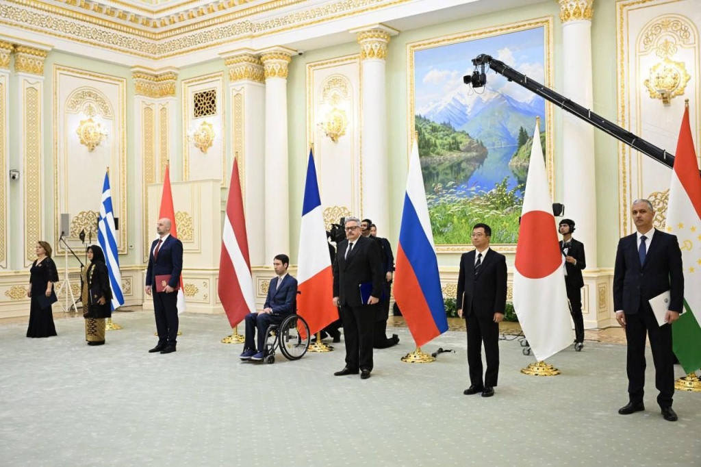 Президент Узбекистана принял верительные грамоты семи новых послов. Видео