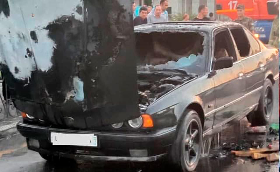 В Ташкенте в результате короткого замыкания в моторном отсеке сгорела BMW 