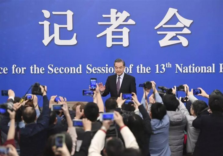 Министр иностранных дел Китая рассказал журналистам о внешней политике и международных отношениях