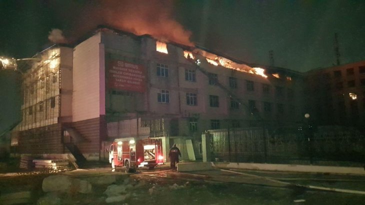 В Сергелийском районе ночью произошел крупный пожар. Его тушили больше трех часов 