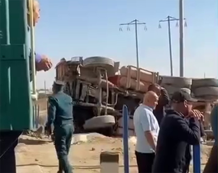 Названа причина столкновения грузовика с пассажирским поездом в Каракалпакстане. Видео