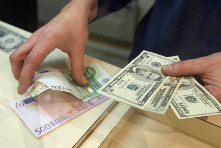 Доллар опять упал, а евро вырос: опубликован новый курс от ЦБ