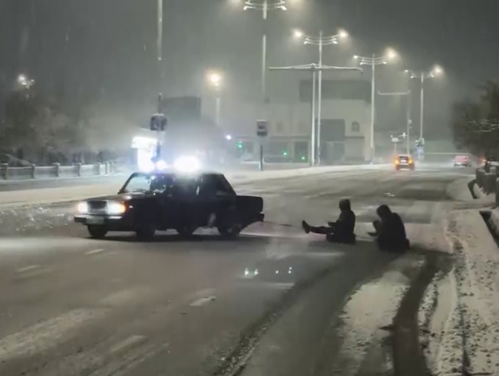 В Ташкенте наказали водителя, устроившего дрифт с двумя "привязанными" к машине друзьями. Видео