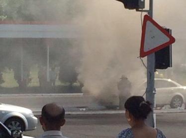 В Ташкенте загорелся автомобиль такси