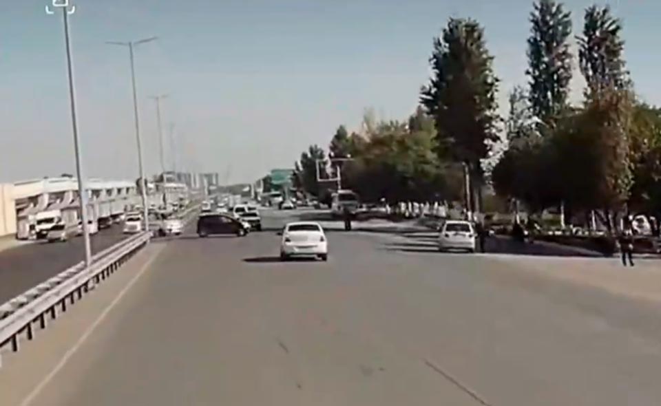 Правоохранители устанавливают личность водителя "Спарка", который спровоцировал ДТП с участием пешехода, и скрылся с места происшествия 