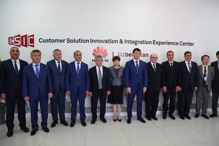Huawei презентовала в Ташкенте свои разработки дипломатам стран ШОС и СНГ. Фотолента 