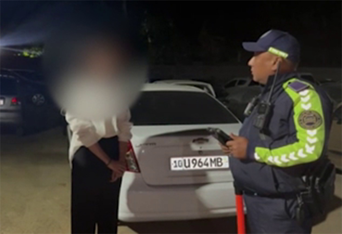 В Ташобласти 16-летняя девушка села за руль и была задержана правоохранителями. Видео В Ташобласти 16-летняя девушка села за руль и была задержана правоохранителями. Видео