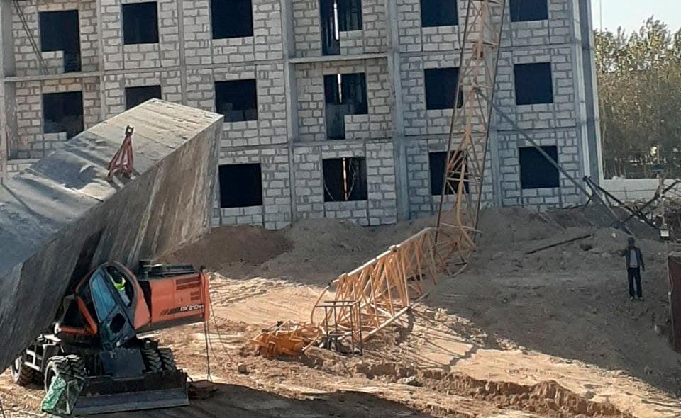 В Каттакургане на строительной площадке обрушился кран 