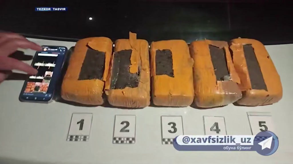 Силовики задержали в Ташкенте семью, которая торговала наркотиками из Таджикистана. Видео