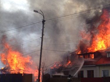 Сильный пожар в Ташкентской области чуть не унес жизни хозяев сразу двух домов 